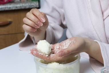 Raffaello tatlılar evde hazırlanması. Bir kadın bir top bir karışımı yoğunlaştırılmış süt ve Hindistan cevizi cips alır..