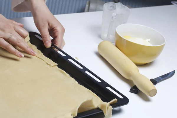 Pasta doldurma süzme peynir ve elma reçel ile. Hazırlık aşamaları. — Stok fotoğraf