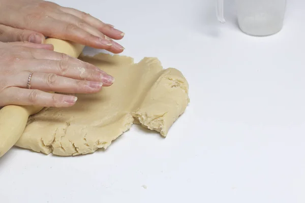 Пирог с начинкой из творога и яблочного варенья. Этапы подготовки . — стоковое фото