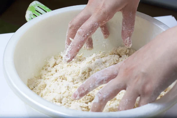 Torta com recheio de queijo de casa de campo e engarrafamento de maçã. Estágios de preparação . — Fotografia de Stock