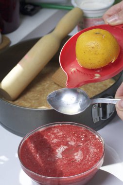 Süzme peynir ve çilek cheesecake. Pişirme işlemi.