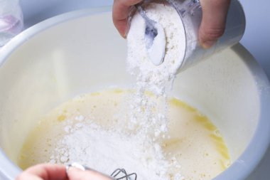 Bisküvi rulo hazırlanması. Hazırlık aşamaları. Bisküvi hamur.