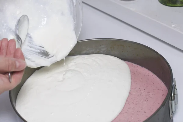 Cheesecake keju cottage dan stroberi. Proses memasak. Menambahkan lapisan gelling ke substrat . — Stok Foto