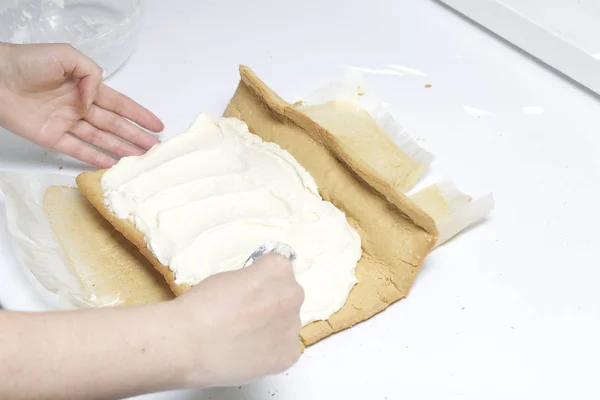 Preparação de rolos de biscoito. Estágios de preparação. A mulher adiciona o recheio ao biscoito . — Fotografia de Stock