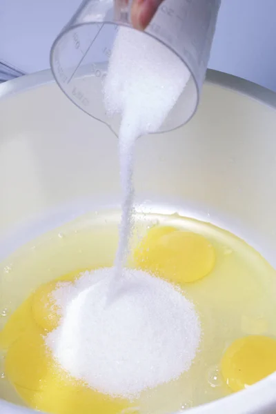 Preparação de rolos de biscoito. Estágios de preparação. Ingredientes: ovo e açúcar . — Fotografia de Stock