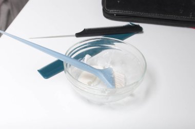 Bireysel bir girişimci evde hizmetleri sağlar. Kuaför Saç bir kadının boyar. Araçlar ve boya tablo.