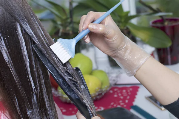 Индивидуальный предприниматель предоставляет услуги на дому. Парикмахер рисует волосы женщины. Кисть краски на нити . — стоковое фото