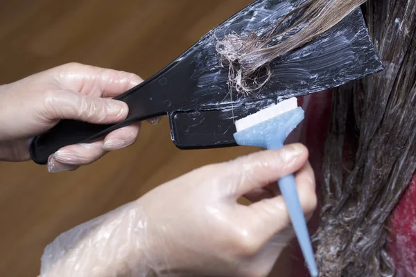 个体企业家提供服务在家里。美发师绘制一个女人的头发。在子线刷漆. — 图库照片