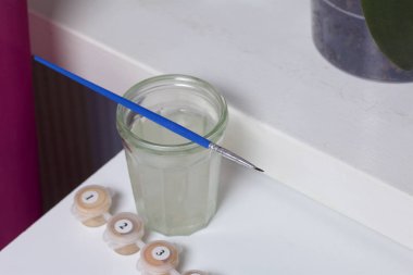 Sanat. Fırçaları kullanma sayılarla çizim, boyalar sayılı.