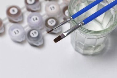 Sanat. Fırçaları kullanma sayılarla çizim, boyalar sayılı.