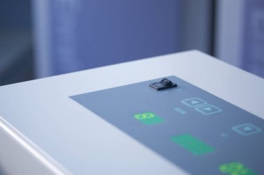 Tıbbi rehabilitasyon programı. Mikrodalga terapisi Oda. Tedavi ve rehabilitasyon önlemleri için aleti vardır.