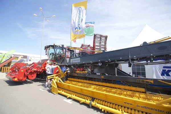 MINSK, MINSKAYA / BELARUS - 08 JUNIO 2017: 27ª Exposición Internacional Especializada "BELAGRO - 2017" y la Exposición Internacional Especializada "BELFERMA - 2017 " — Foto de Stock