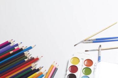 Yaratıcılık için okul aksesuarlar.