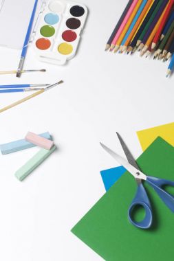 Yaratıcılık için okul aksesuarlar.