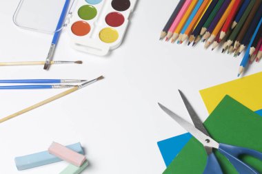 Yaratıcılık için okul aksesuarlar.