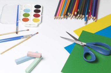 Yaratıcılık için okul aksesuarlar.