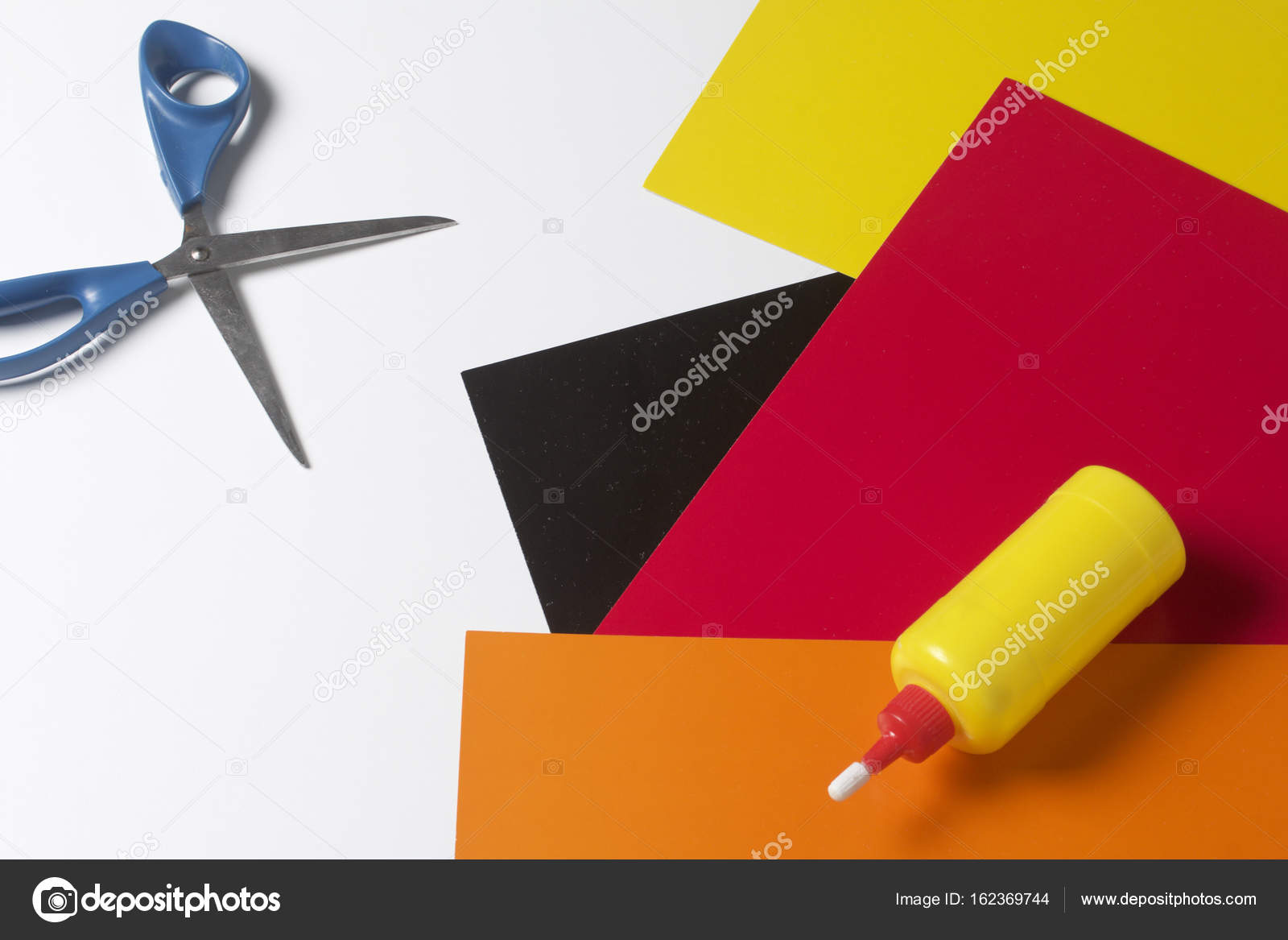  аксессуары для творчества. Цветная бумага, клей и ножницы для .
