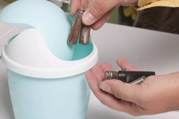 Adam pilleri elinde tutuyor. Diğer elini de, o özel bir konteyner içine atıyorlar hazırdır. Çevre tehlikeli atık ve yararlanma.