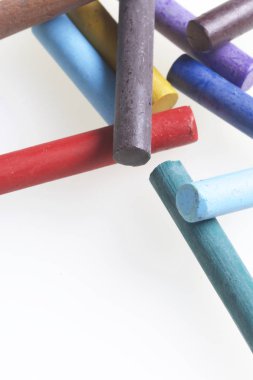 Farklı renklerde boya kalemi pastel. Bir kutu içinde onların yerleri, yalan. Beyaz bir arka plan üzerinde. Kaotik bir düzen içinde.