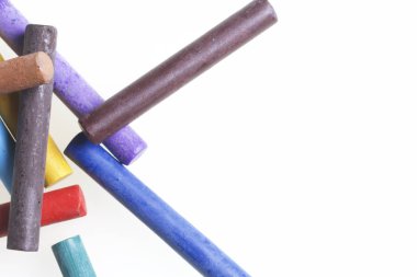 Farklı renklerde boya kalemi pastel. Bir kutu içinde onların yerleri, yalan. Beyaz bir arka plan üzerinde. Kaotik bir düzen içinde.