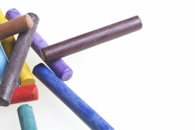Farklı renklerde boya kalemi pastel. Bir kutu içinde onların yerleri, yalan. Beyaz bir arka plan üzerinde. Kaotik bir düzen içinde.