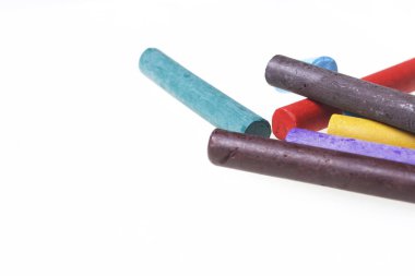Farklı renklerde boya kalemi pastel. Bir kutu içinde onların yerleri, yalan. Beyaz bir arka plan üzerinde. Kaotik bir düzen içinde.