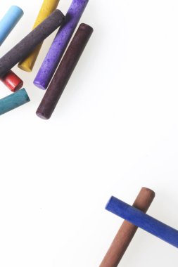Farklı renklerde boya kalemi pastel. Bir kutu içinde onların yerleri, yalan. Beyaz bir arka plan üzerinde. Kaotik bir düzen içinde.