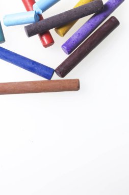 Farklı renklerde boya kalemi pastel. Bir kutu içinde onların yerleri, yalan. Beyaz bir arka plan üzerinde. Kaotik bir düzen içinde.