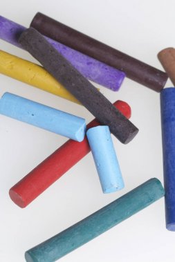 Farklı renklerde boya kalemi pastel. Bir kutu içinde onların yerleri, yalan. Beyaz bir arka plan üzerinde. Kaotik bir düzen içinde.