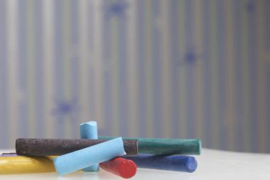 Farklı renklerde boya kalemi pastel. Bir kutu içinde onların yerleri, yalan. Karede çapraz olarak.