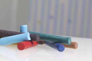 Farklı renklerde boya kalemi pastel. Bir kutu içinde onların yerleri, yalan. Karede çapraz olarak.