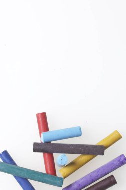 Farklı renklerde boya kalemi pastel. Bir kutu içinde onların yerleri, yalan. Beyaz bir arka plan üzerinde. Kaotik bir düzen içinde.