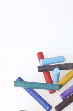 Farklı renklerde boya kalemi pastel. Bir kutu içinde onların yerleri, yalan. Beyaz bir arka plan üzerinde. Kaotik bir düzen içinde.
