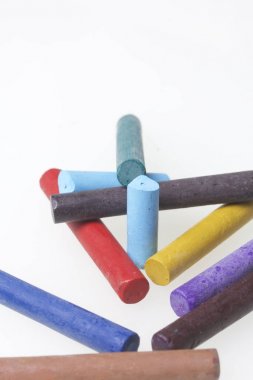 Farklı renklerde boya kalemi pastel. Bir kutu içinde onların yerleri, yalan. Beyaz bir arka plan üzerinde. Kaotik bir düzen içinde.