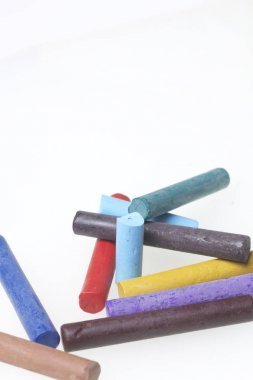 Farklı renklerde boya kalemi pastel. Bir kutu içinde onların yerleri, yalan. Beyaz bir arka plan üzerinde. Kaotik bir düzen içinde.