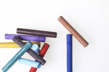 Farklı renklerde boya kalemi pastel. Bir kutu içinde onların yerleri, yalan. Beyaz bir arka plan üzerinde. Kaotik bir düzen içinde.