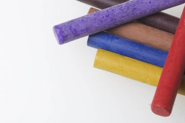 Farklı renklerde boya kalemi pastel. Bir kutu içinde onların yerleri, yalan. Beyaz bir arka plan üzerinde. Kaotik bir düzen içinde.