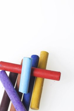 Farklı renklerde boya kalemi pastel. Bir kutu içinde onların yerleri, yalan. Beyaz bir arka plan üzerinde. Kaotik bir düzen içinde.