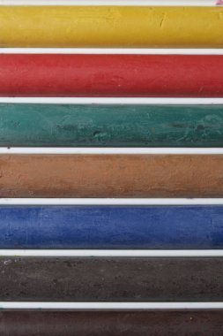 Farklı renklerde boya kalemi pastel. Bir kutu içinde onların yerleri, yalan. Yatay olarak yer almaktadır.