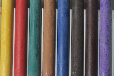 Farklı renklerde boya kalemi pastel. Bir kutu içinde onların yerleri, yalan. Dikey olarak yer alır.