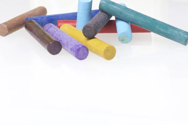 Ceruzák, kréták, különböző színekben. Feküdt egy doboz a helyükre. Fehér alapon. Kaotikus sorrendben. — Stock Fotó
