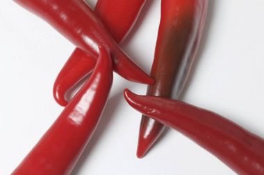 Beyaz zemin üzerine kırmızı sulu acı biber.