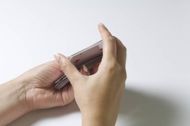 Kart oyunu. Bir kadın bir iskambil destesi dağıtılması. Beyaz bir arka plan üzerinde.