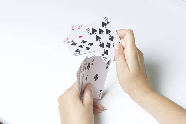 Jogo de cartas. Uma mulher faz um movimento bate uma carta menor do maior. Em um fundo branco . — Fotografia de Stock