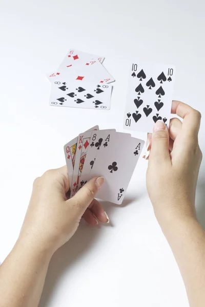 카드 게임입니다. 여자에 게 이동-더 큰의 작은 카드를 안타. 흰색 바탕에. — 스톡 사진