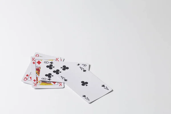 Juego de cartas. Una mujer hace un movimiento - golpea una tarjeta más pequeña de la más grande. Sobre un fondo blanco . —  Fotos de Stock