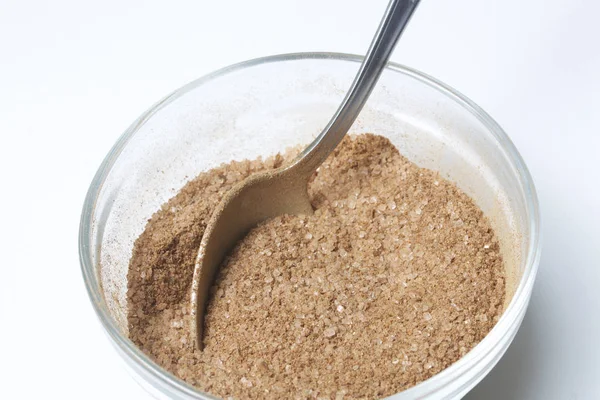 Ingredienti per fare i rotoli di pasticceria. La cannella tritata e lo zucchero vengono mescolati in un contenitore di vetro . — Foto Stock