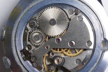 Watch atölye. Eski saatleri tamir. Saat, ana yapar onarır, tornavida, görünür bir mekanizmadır. Beyaz bir arka plan üzerinde.