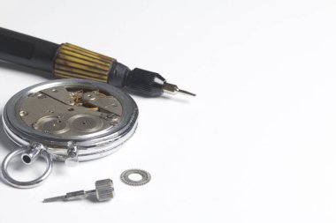 Watch atölye. Eski saatleri tamir. Saat, ana yapar onarır, tornavida, görünür bir mekanizmadır. Beyaz bir arka plan üzerinde.