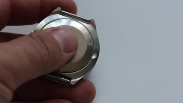 L'horlogerie est un maître au travail. Démonte l'horloge avec un tournevis. L'atelier de montres. Réparation de vieilles montres. Le mécanisme de l'horloge, le tournevis, que le maître répare, est visible 